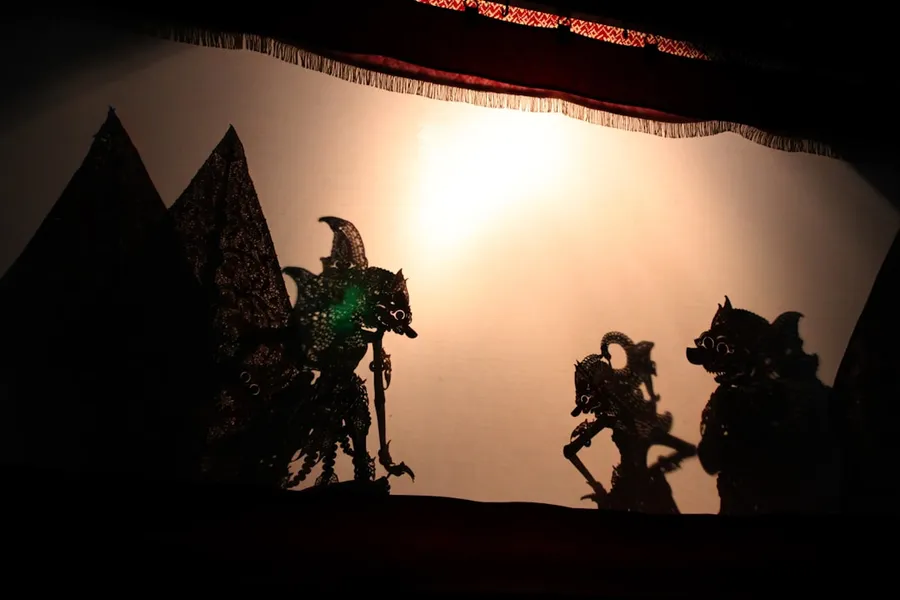 Ilustrasi mimpi abiyasa — A shadow of two people on a stage