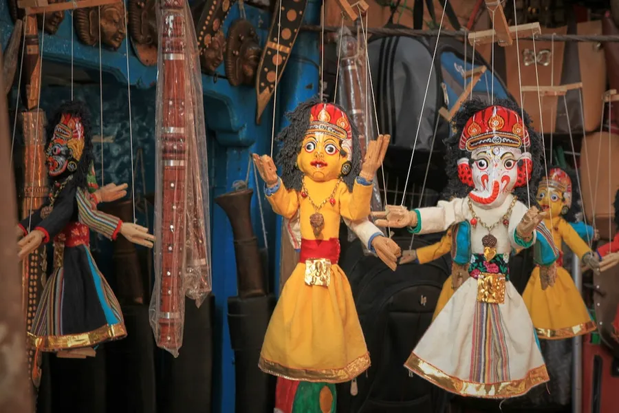 Ilustrasi mimpi adipati karna — a group of statues