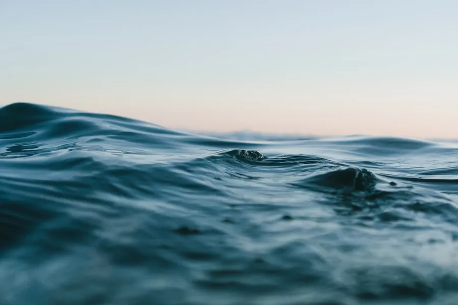 Ilustrasi mimpi air — body of water under sky