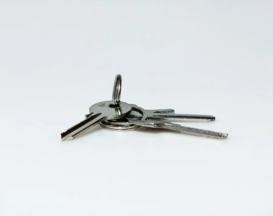 Ilustrasi mimpi anak kunci — three silver keys