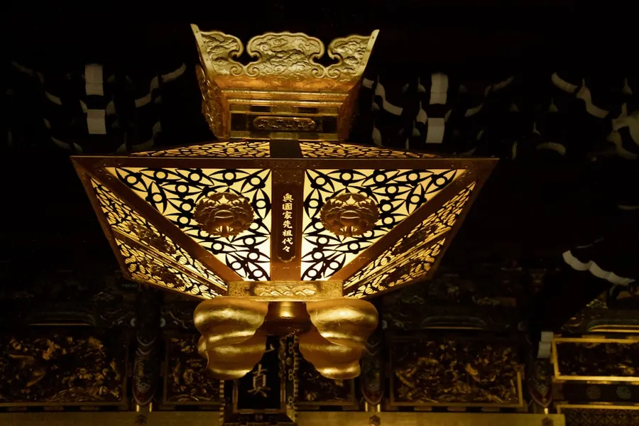 Ilustrasi mimpi anta boga — a decorative light in the middle of a room