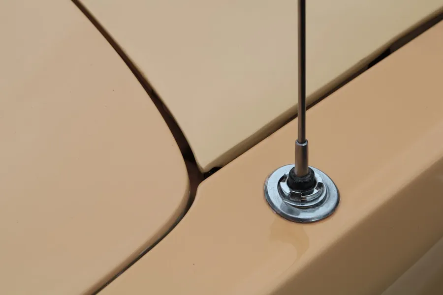 Ilustrasi mimpi antena mobil — A close up of a car door handle