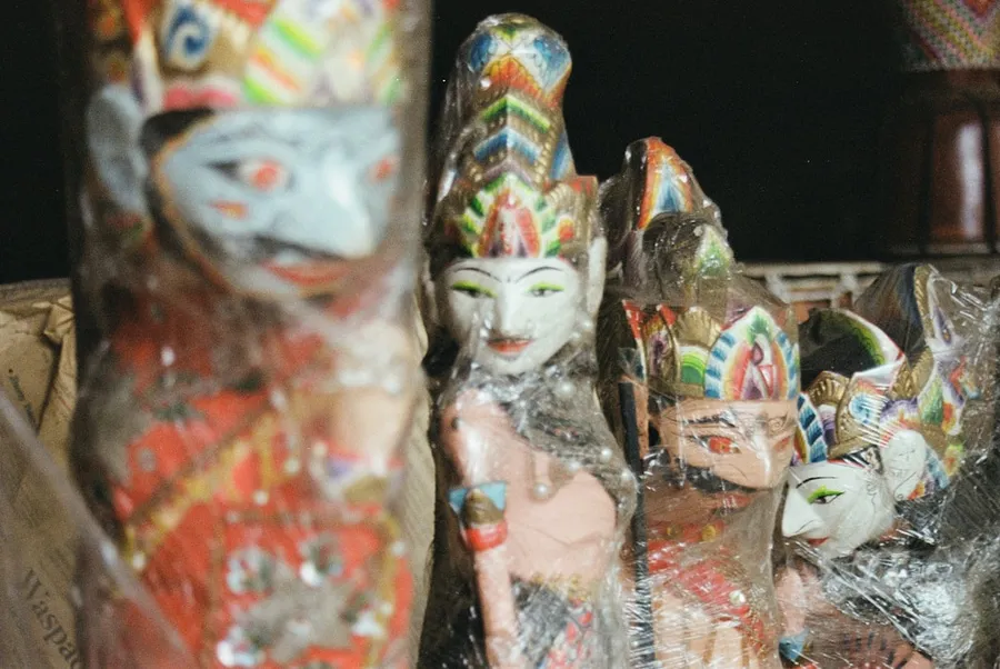 Ilustrasi mimpi bagaspati — a group of plastic figurines