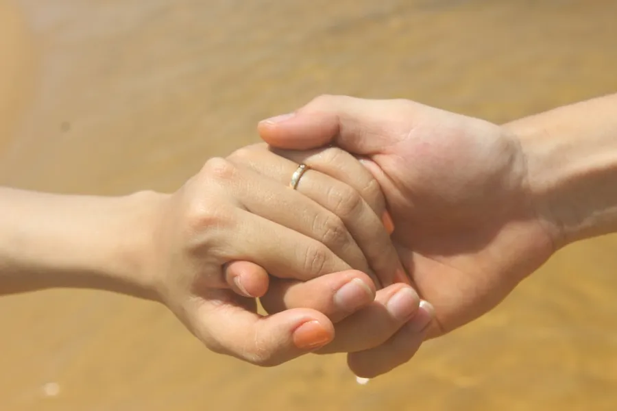 Ilustrasi mimpi bercinta — a close up of two people holding hands