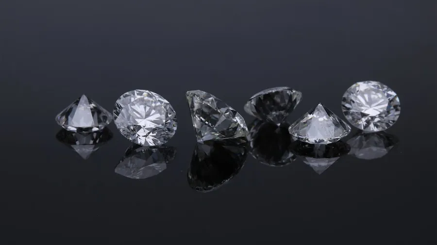 Ilustrasi mimpi berlian — two diamond studded silver rings