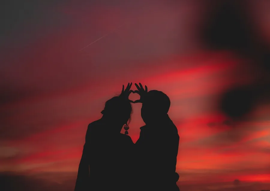 Ilustrasi mimpi bermesraan — silhouette photography of two person