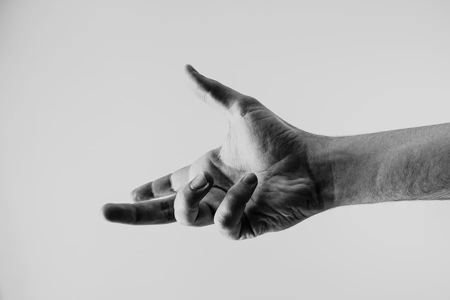 Ilustrasi mimpi bisu — grayscale photo of persons hand