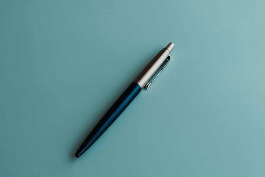 Ilustrasi mimpi bolpen — silver and blue click pen