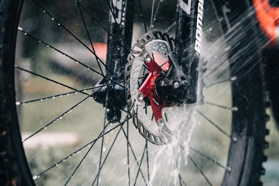 Ilustrasi mimpi cuci sepeda — a close up of a bike tire with water on it