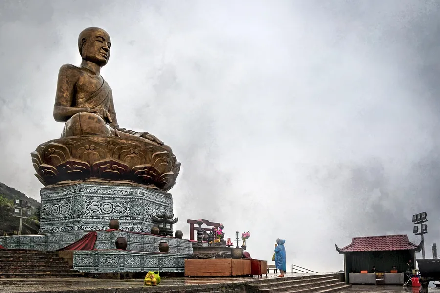 Ilustrasi mimpi dewa bumi — statue, religion, temple, asia, sculpture, travel, nature, culture, meditation, stone, architecture, sky, worship, god, pray, history, art, old, oriental, vietn