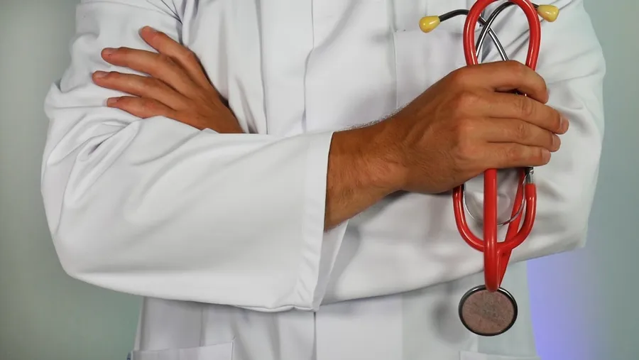 Ilustrasi mimpi dokter — doctor holding red stethoscope