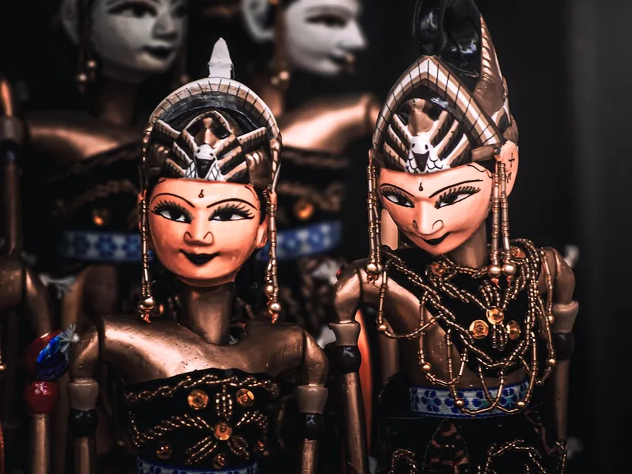 Ilustrasi mimpi drupadi — Two traditional indonesian wayang golek puppets.