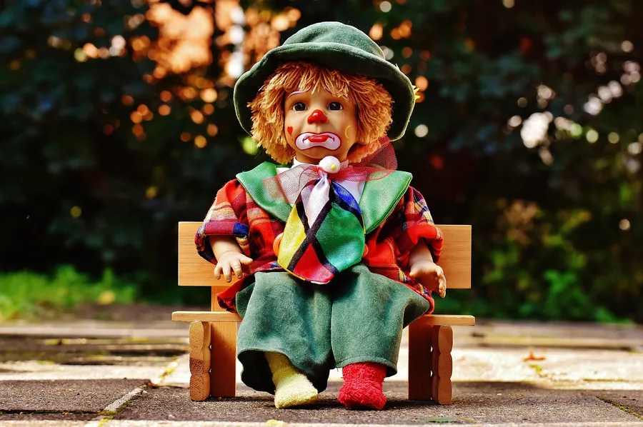 Ilustrasi mimpi durna — puppet, clown, sad, bank, to sit, multicoloured, cute, funny, toy, children, fun, puppet, clown, clown, clown, clown, clown, funny
