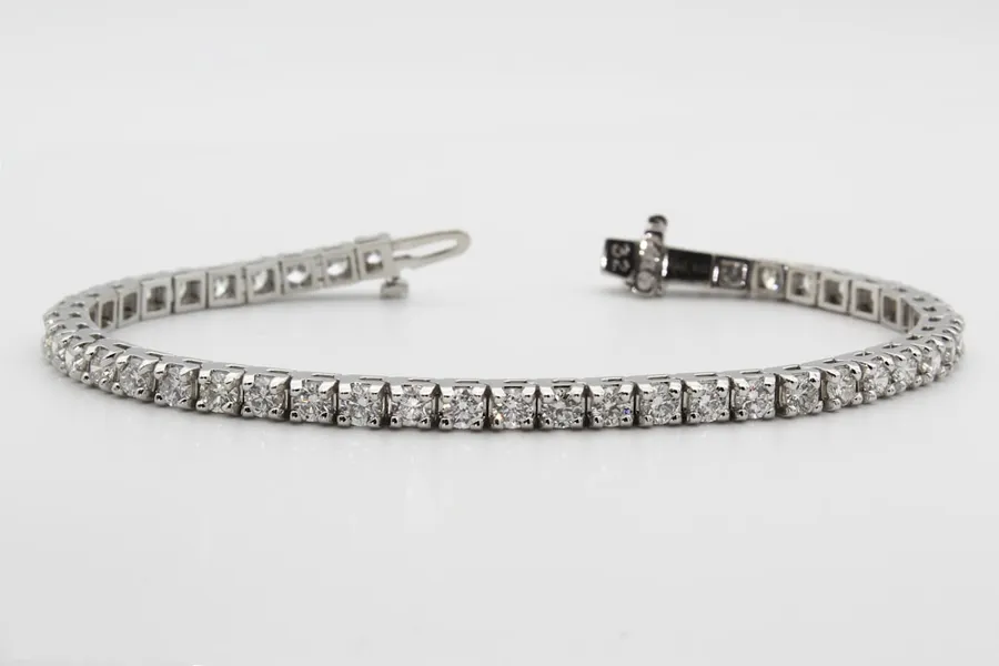 Ilustrasi mimpi gelang — gold and silver link bracelet