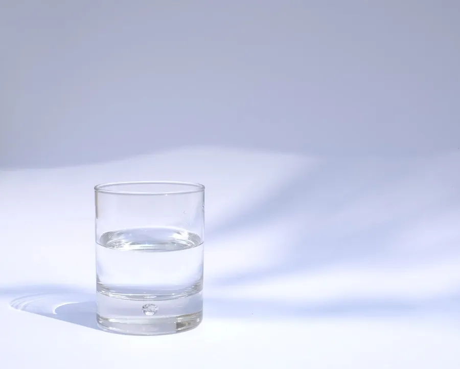 Ilustrasi mimpi gelas — clear drinking glass filled with water