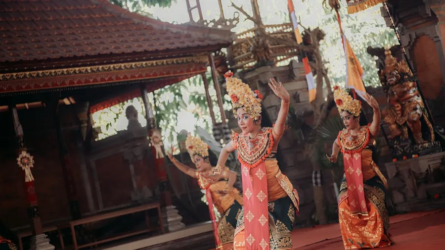 Ilustrasi mimpi irawan — Dancers in traditional costumes perform in a temple.