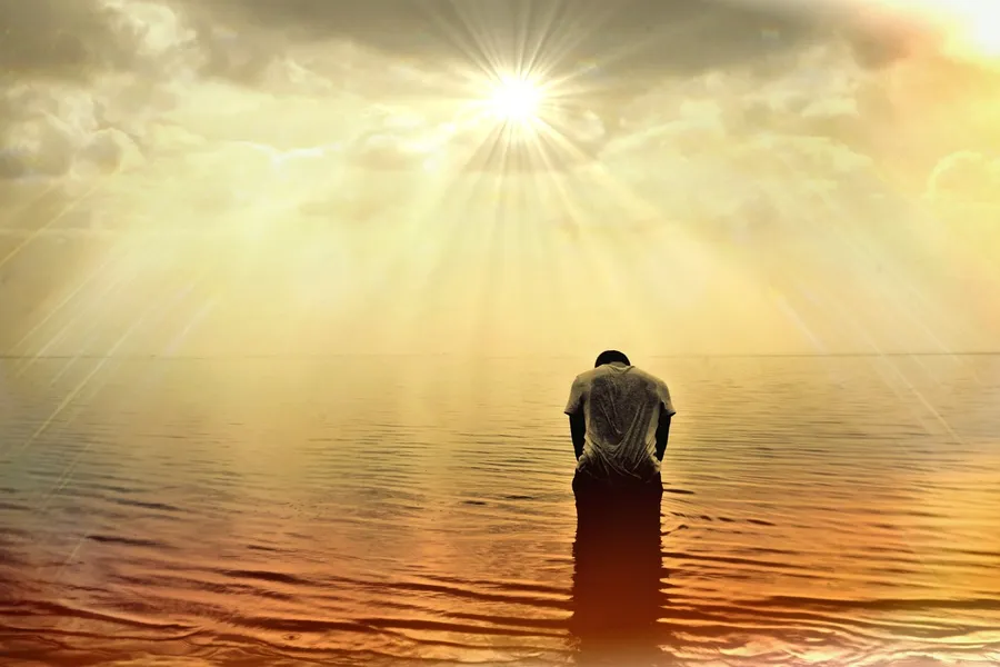 Ilustrasi mimpi kresna — man, human, person, sea, ocean, sun, sunlight, sunbeams, reflection, waves, shadows, shadow play, absorbed, pray, to bathe, silence, quiet, relaxation, meditati