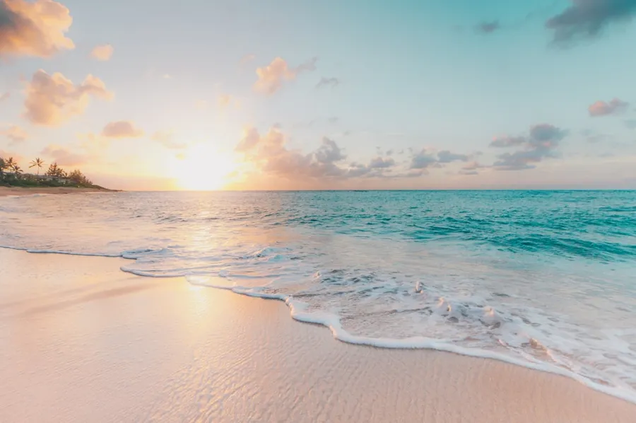 Ilustrasi mimpi laut — seashore during golden hour