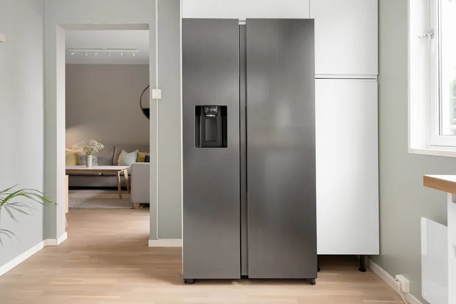 Ilustrasi mimpi lemari es — A refrigerator in a kitchen next to a window