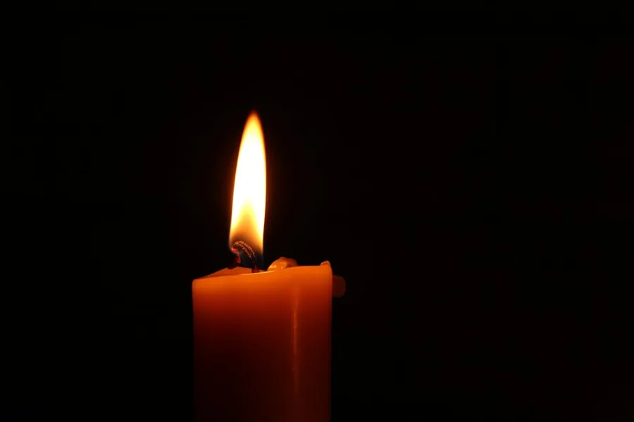 Ilustrasi mimpi lilin — close-up of lighted candle