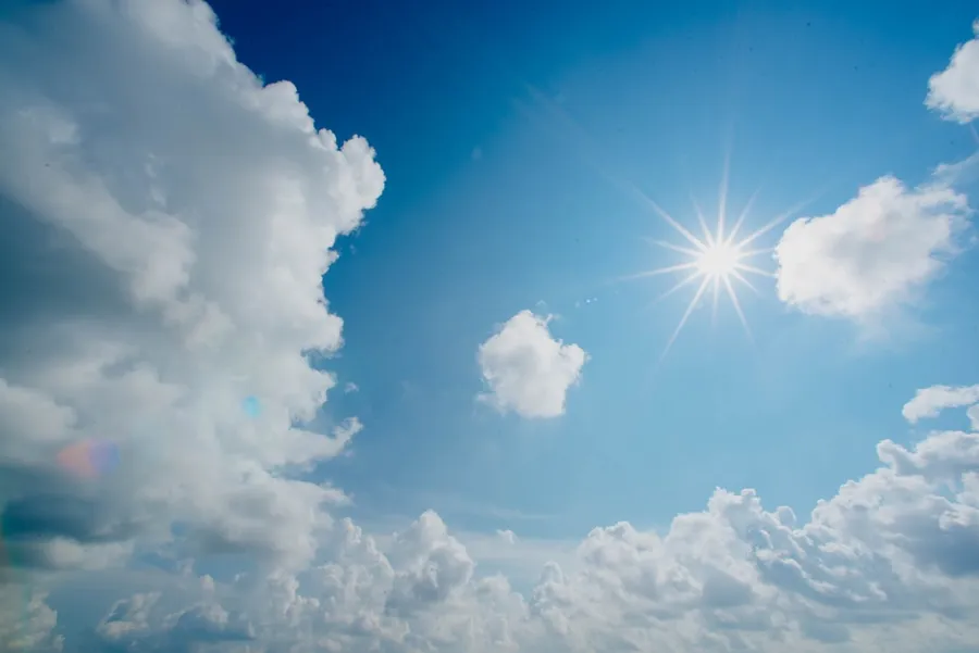 Ilustrasi mimpi matahari — white and blue cloudy sky