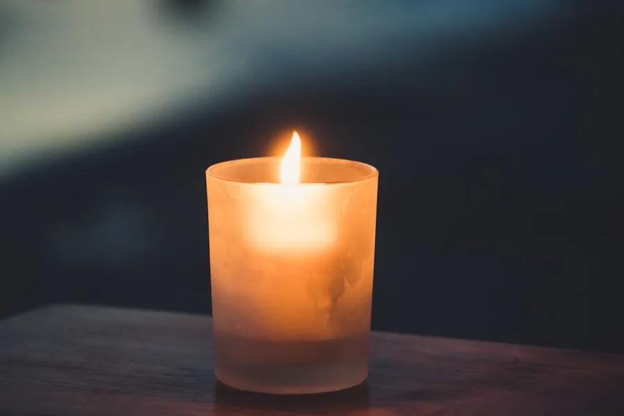 Ilustrasi mimpi mati — tea light on brown surface
