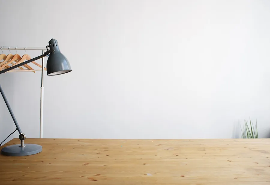 Ilustrasi mimpi meja — gray balanced-arm lamp on brown wooden table
