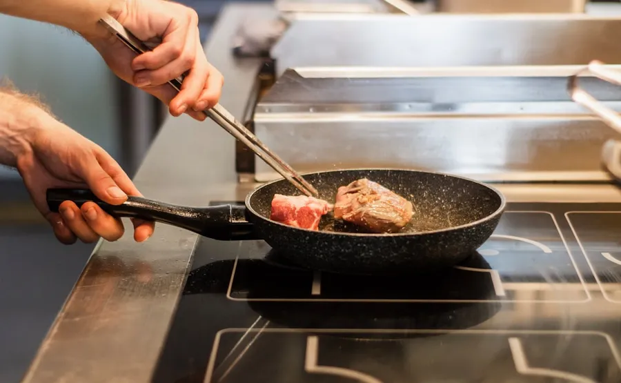 Ilustrasi mimpi memasak daging — unknown person frying meat