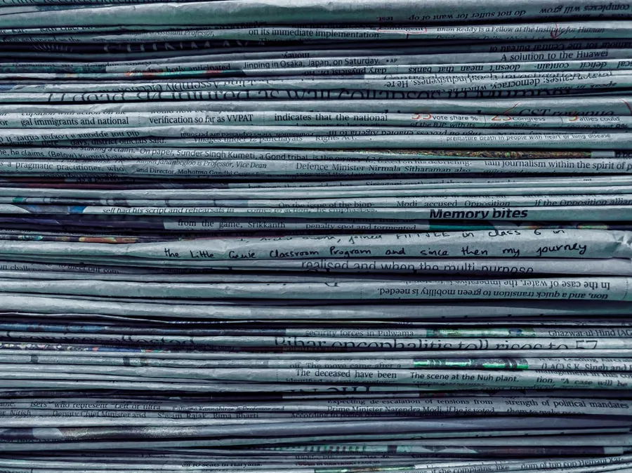 Ilustrasi mimpi membaca koran — pile of newspapers