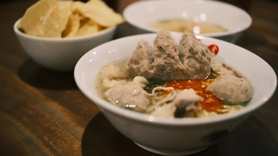 Ilustrasi mimpi mie bakso — Bowl of meatballs with noodles and chili sauce