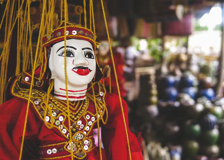 Ilustrasi mimpi narasuma — close-up photography of puppet