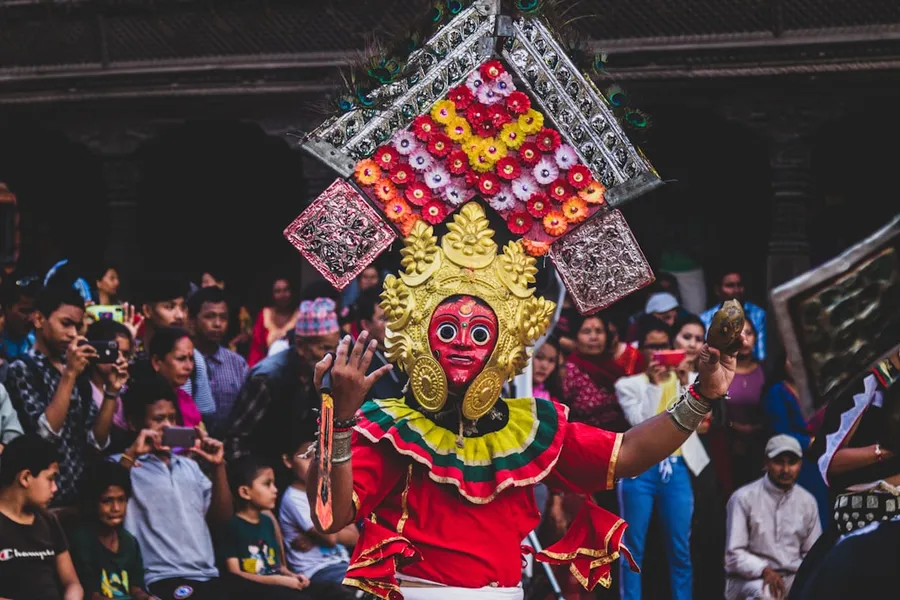 Ilustrasi mimpi pandu — a person in a costume with a large headpiece