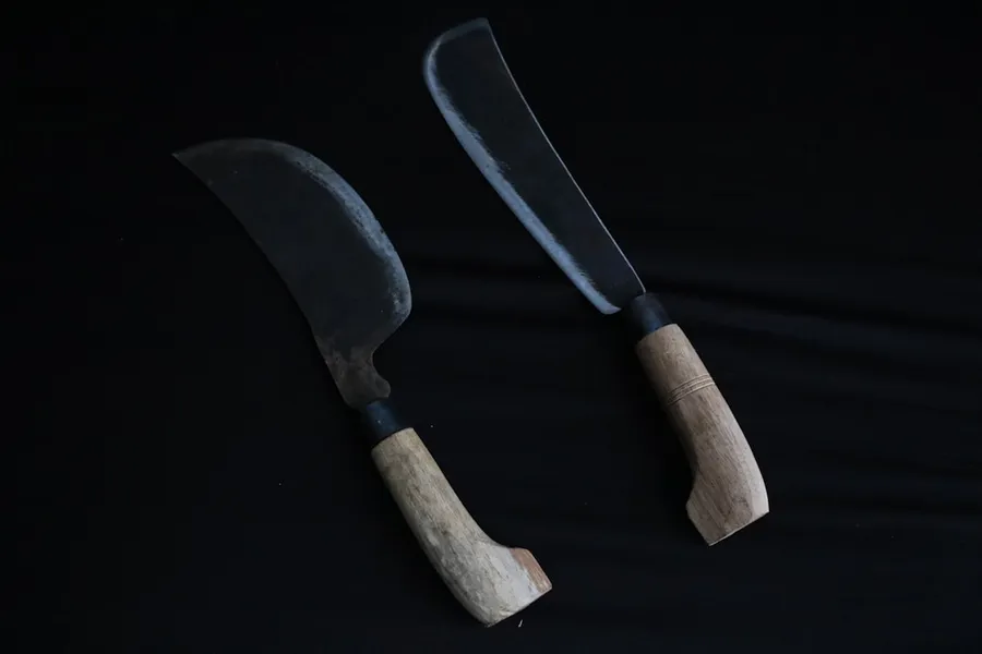 Ilustrasi mimpi parang — a couple of knives sitting next to each other