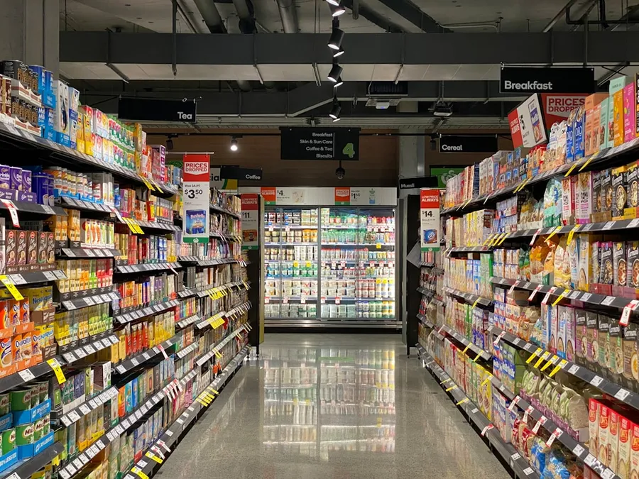 Ilustrasi mimpi pasar — grocery store aisle with stocked shelves