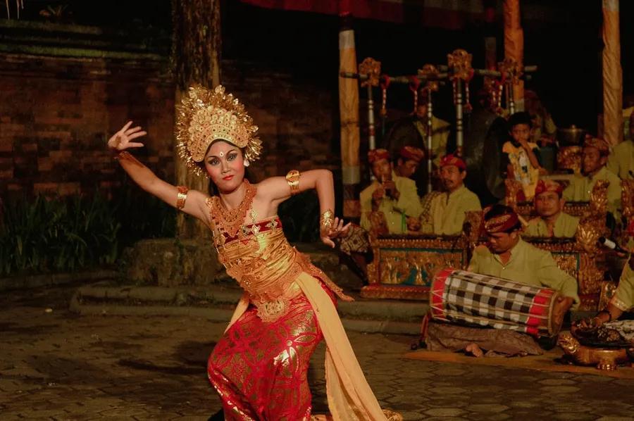Ilustrasi mimpi penari — A balinese dancer performs with an ensemble.