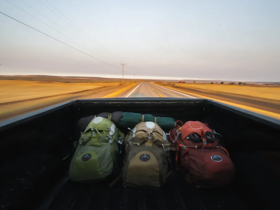 Ilustrasi mimpi pengembara — photography of several hiking backpacks in truck bed