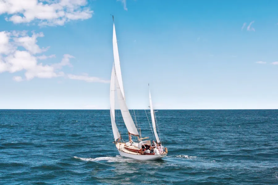 Ilustrasi mimpi perahu layar — white sail boat on body of wate