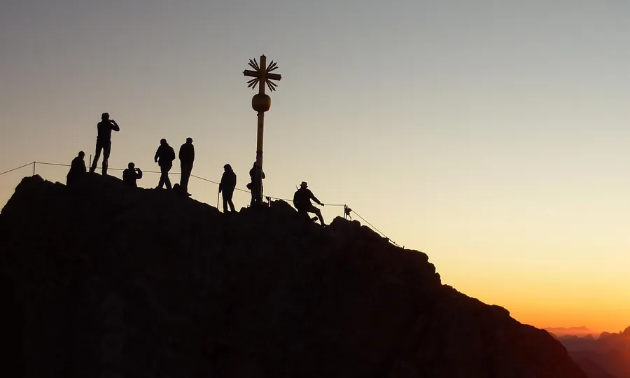 Ilustrasi mimpi petruk — mountaineer, sunrise, shadow play, climber, climb, mountaineering, alpine, mountains, human, rope, climbing rope, freedom, nature, silhouette, people