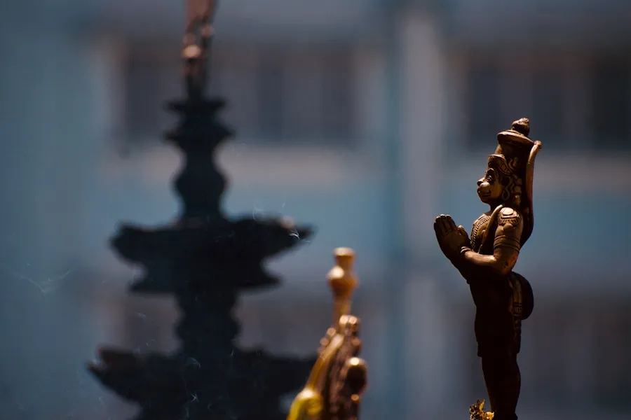 Ilustrasi mimpi rama — Bronze figures are captured with intricate detail.
