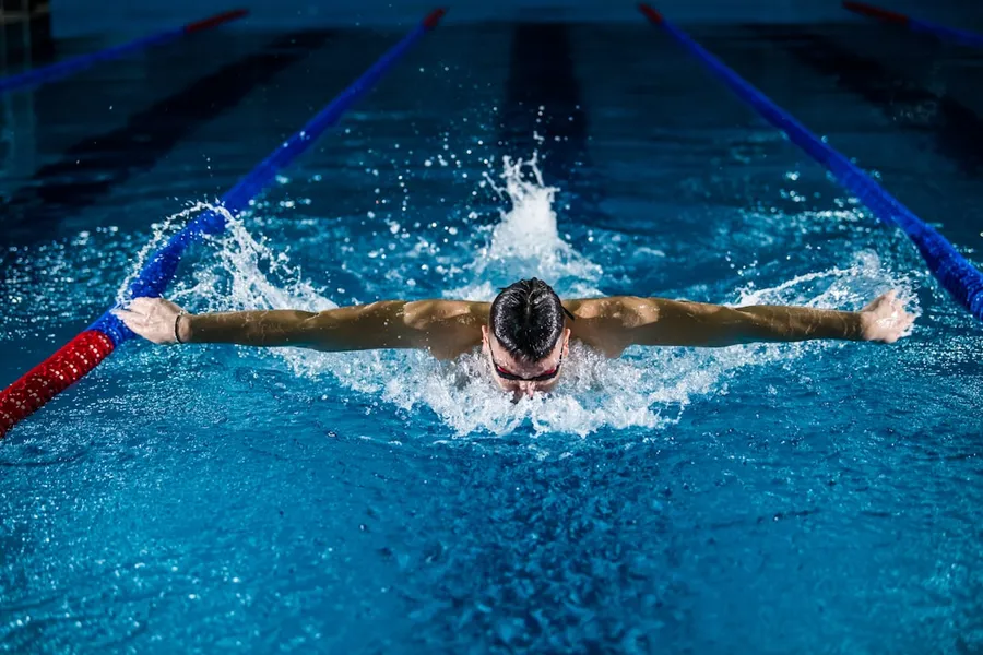 Ilustrasi mimpi renang — man doing butterfly stroke