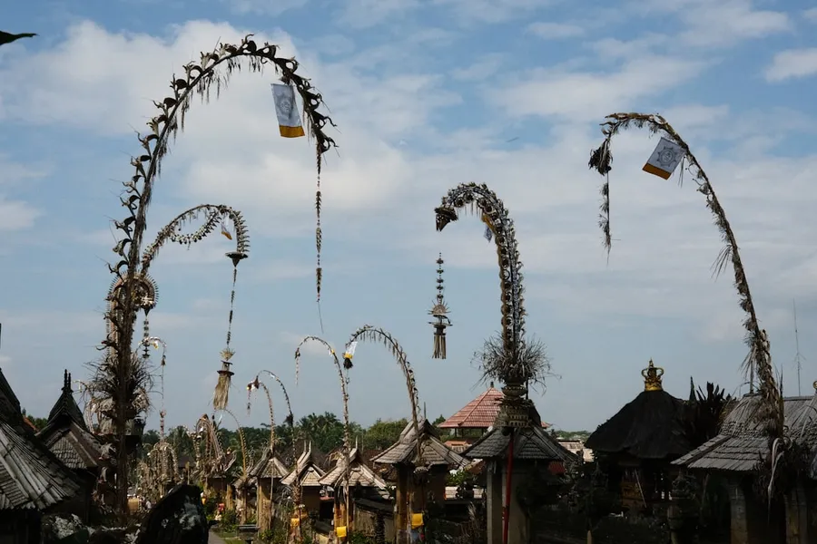 Ilustrasi mimpi samiaji — a bunch of strange looking structures in the sky