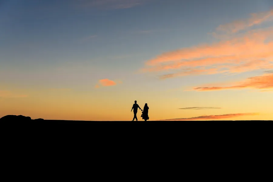 Ilustrasi mimpi selingkuh — silhouette of 2 person standing on hill during sunset