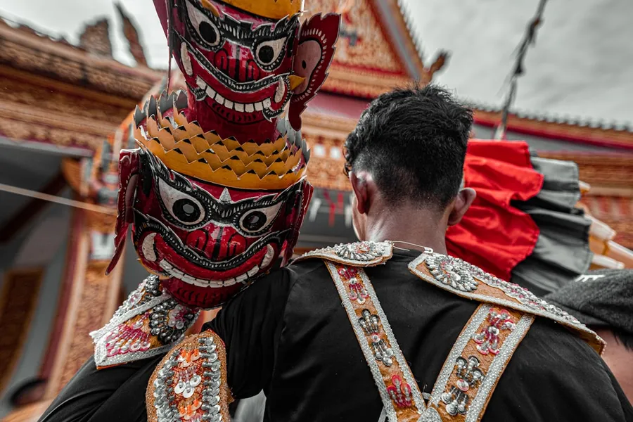 Ilustrasi mimpi stuna — man in black shirt wearing red and yellow mask