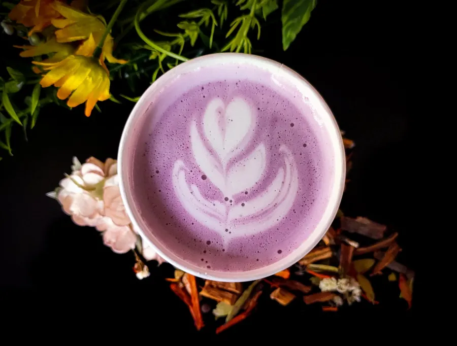 Ilustrasi mimpi talas — white ceramic cup with heart design