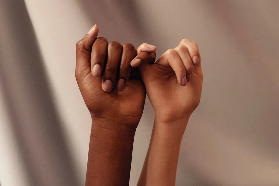 Ilustrasi mimpi tangan — two hands with linked pinky fingers