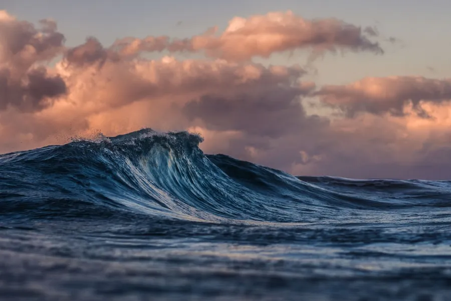 Ilustrasi mimpi tsunami — sea waves