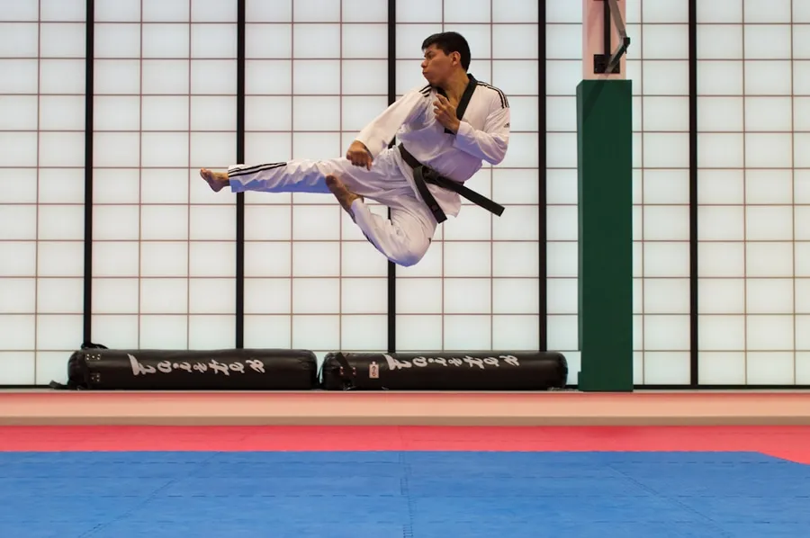 Ilustrasi mimpi yudo — man doing karate stunts on gym