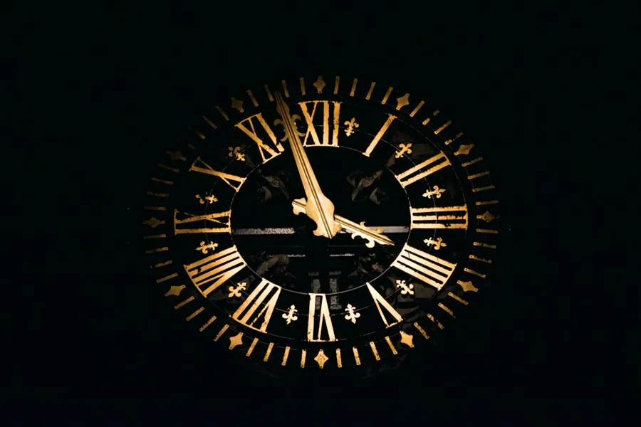 Ilustrasi mimpi zaman — round black and brown analog clock